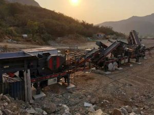 كيف يمكن تحويل البازلت بكفاءة إلى رمل ناعم من خلال عملية التكسير المكونة من أربع مراحل؟