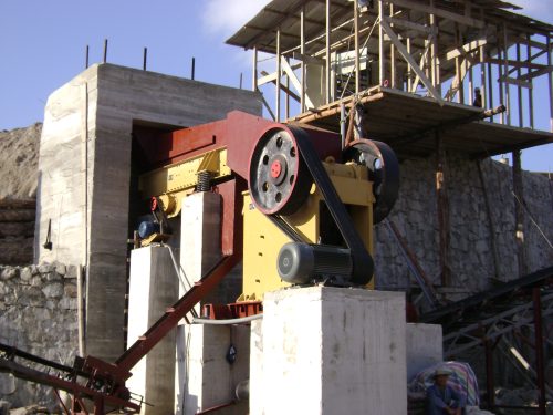 كسارة فكية PE1500×1800 بسعة سحق 320 ميجا باسكال لسحق الخام الخشن، مناسبة لصناعات متعددة